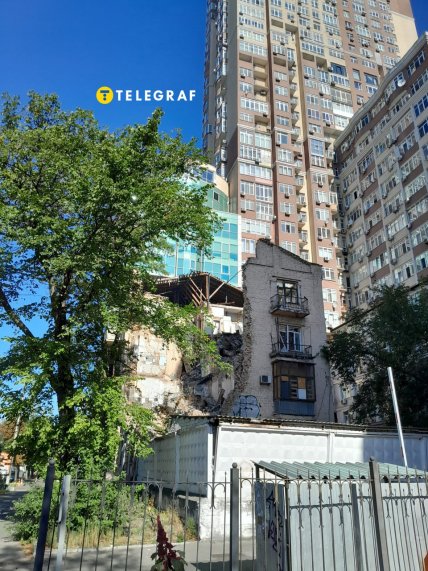 Так выглядят руины с боковой части дома на Жилянской