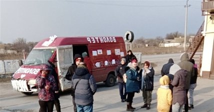 Люди у буса Михаила Пурышева